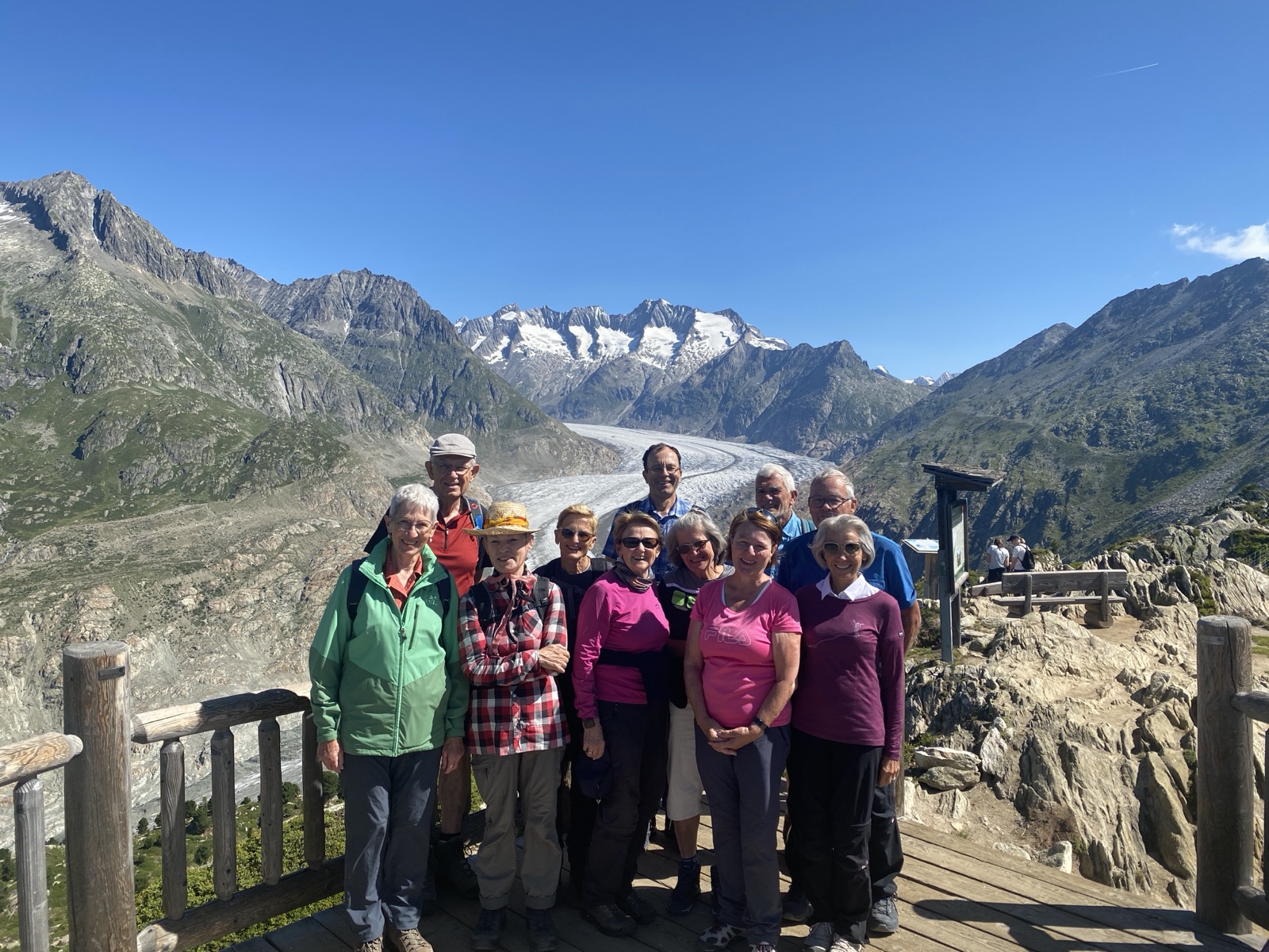 Wandergruppe am Aletschgletscher im Wallis