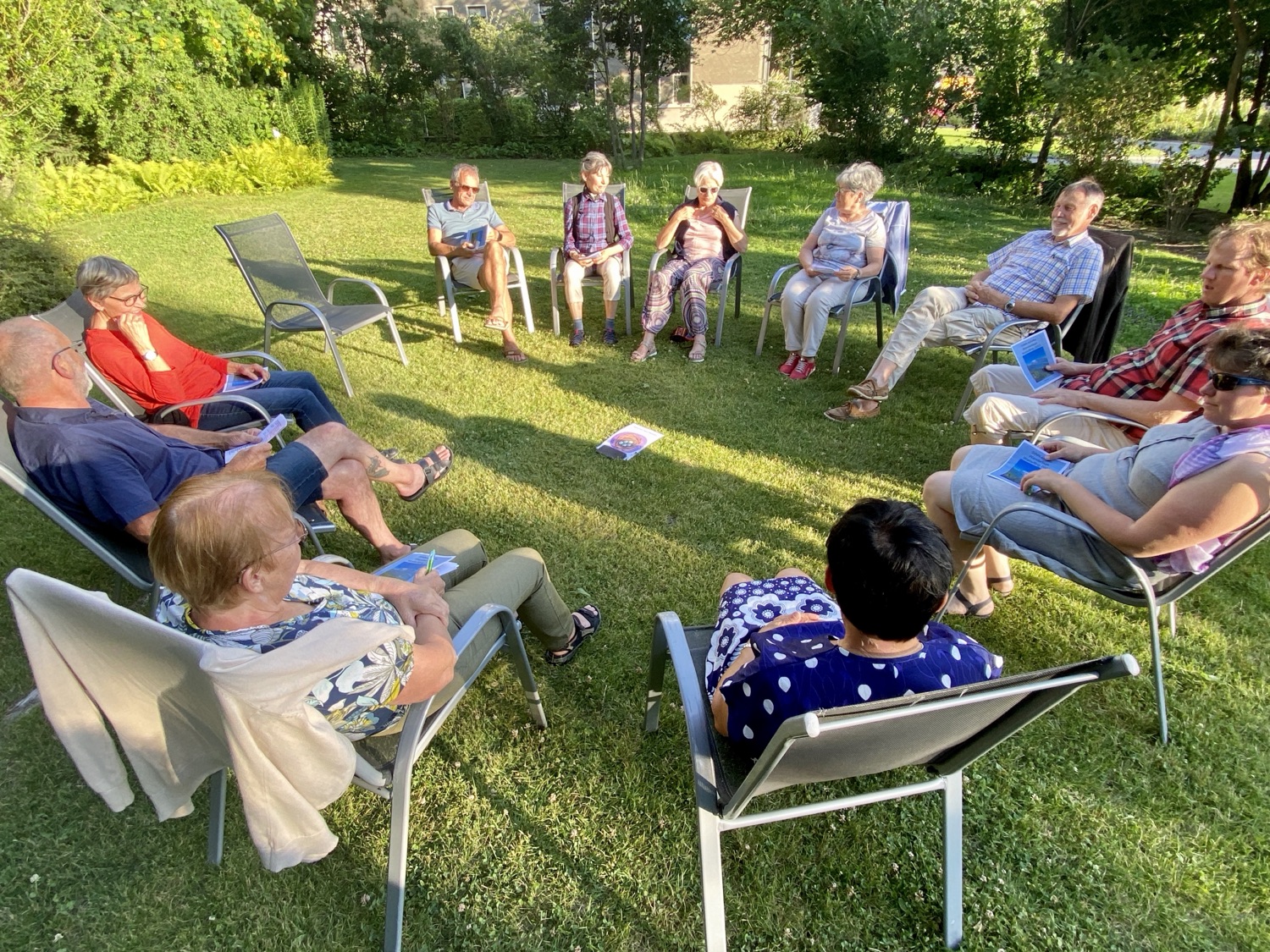 Gesprächsrunde im Garten nach einem Wandertag